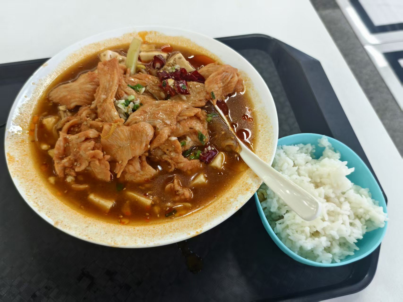校园餐食汤菜与米饭照片样例